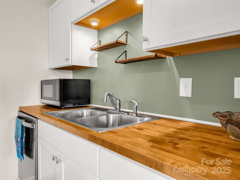 1625 Mountain Cove Road, Black Mountain, NC 28711.  MLS# CAR4237379, YatesRealty ID 23907. 