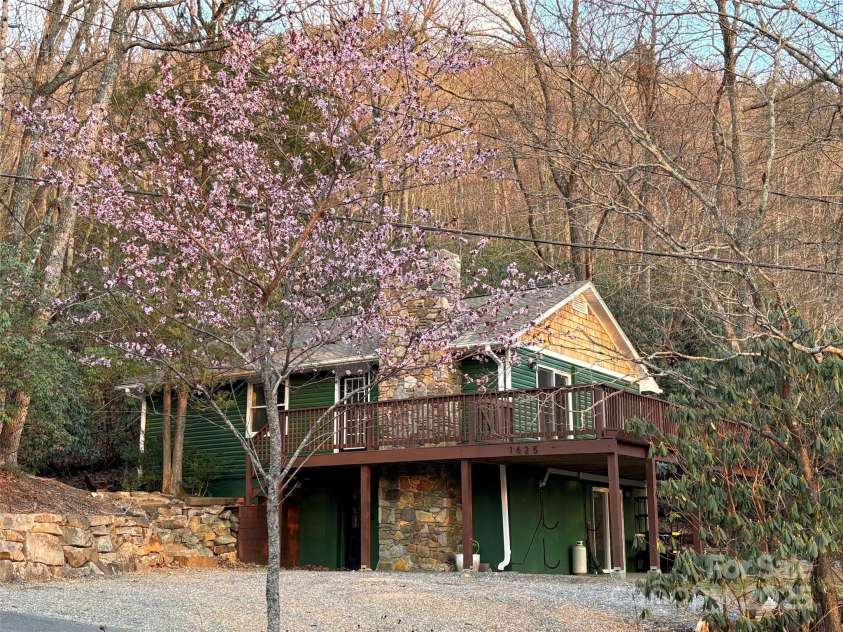 1625 Mountain Cove Road, Black Mountain, NC 28711.  MLS# CAR4237379, YatesRealty ID 23907. 