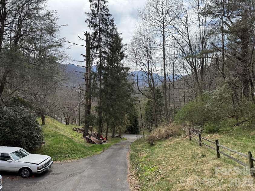 814 Mountain View Drive, Maggie Valley, NC 28751.  MLS# CAR4381378, YatesRealty ID 23908. 