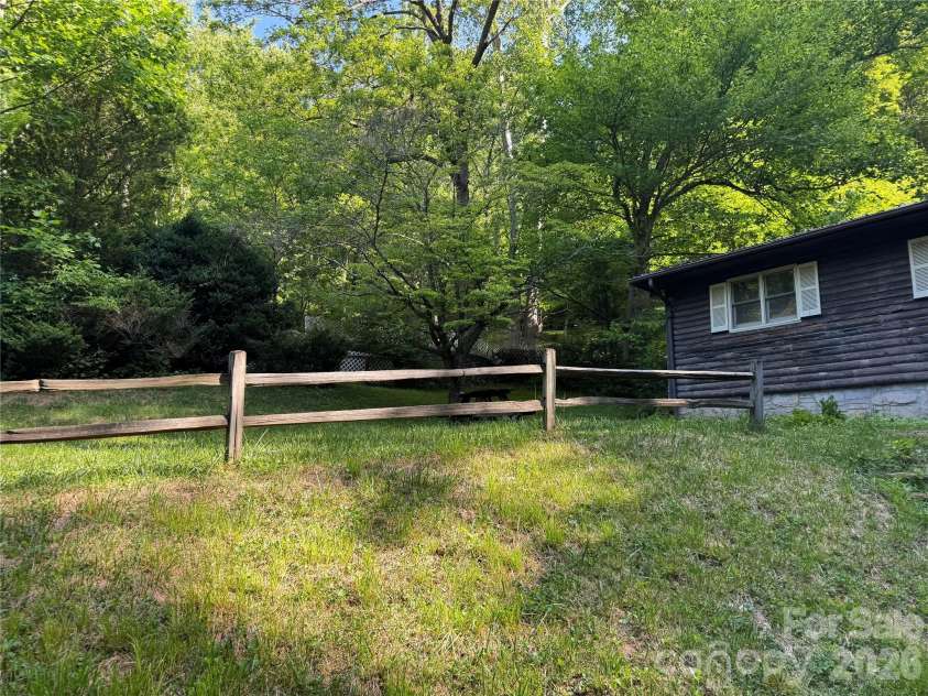 814 Mountain View Drive, Maggie Valley, NC 28751.  MLS# CAR4381378, YatesRealty ID 23908. 