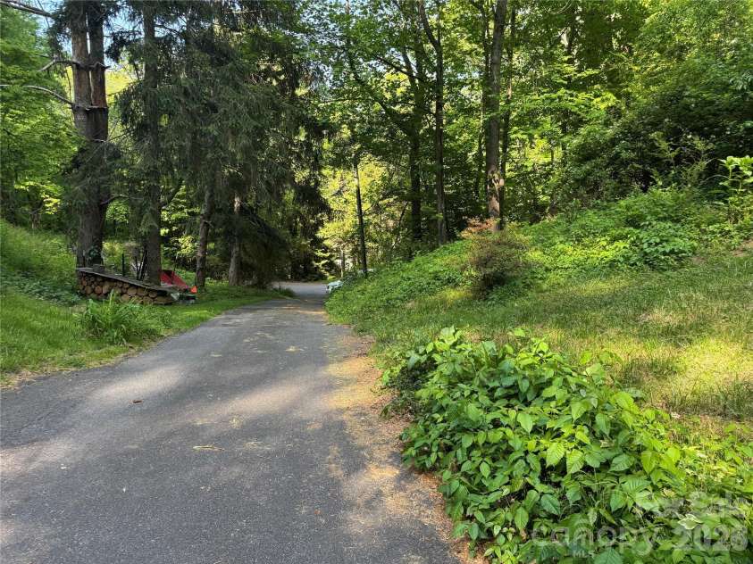 814 Mountain View Drive, Maggie Valley, NC 28751.  MLS# CAR4381378, YatesRealty ID 23908. 