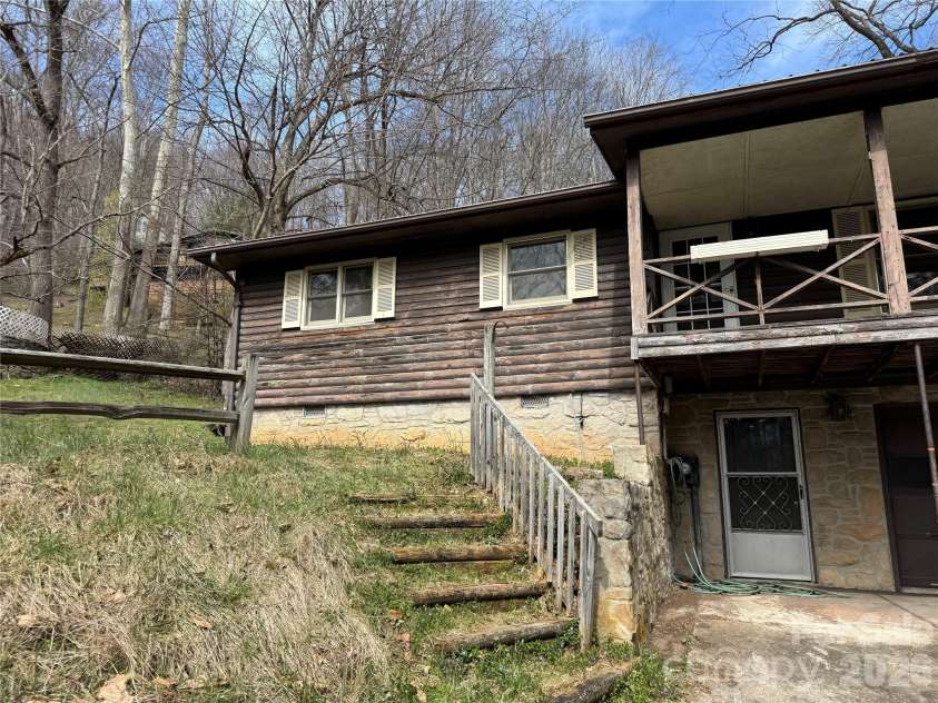 814 Mountain View Drive, Maggie Valley, NC 28751.  MLS# CAR4381378, YatesRealty ID 23908. 