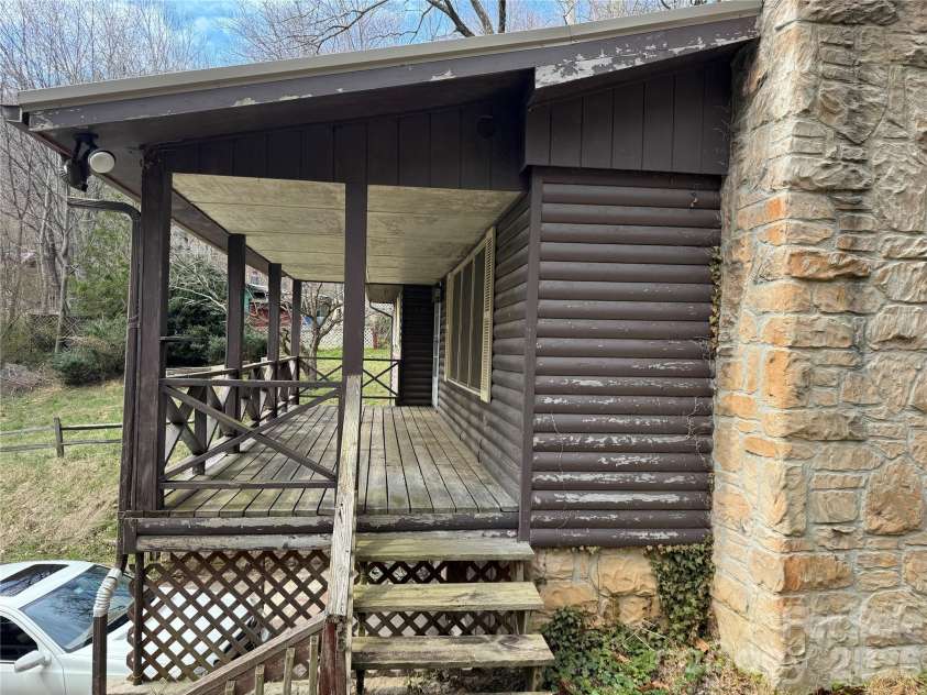 814 Mountain View Drive, Maggie Valley, NC 28751.  MLS# CAR4381378, YatesRealty ID 23908. 