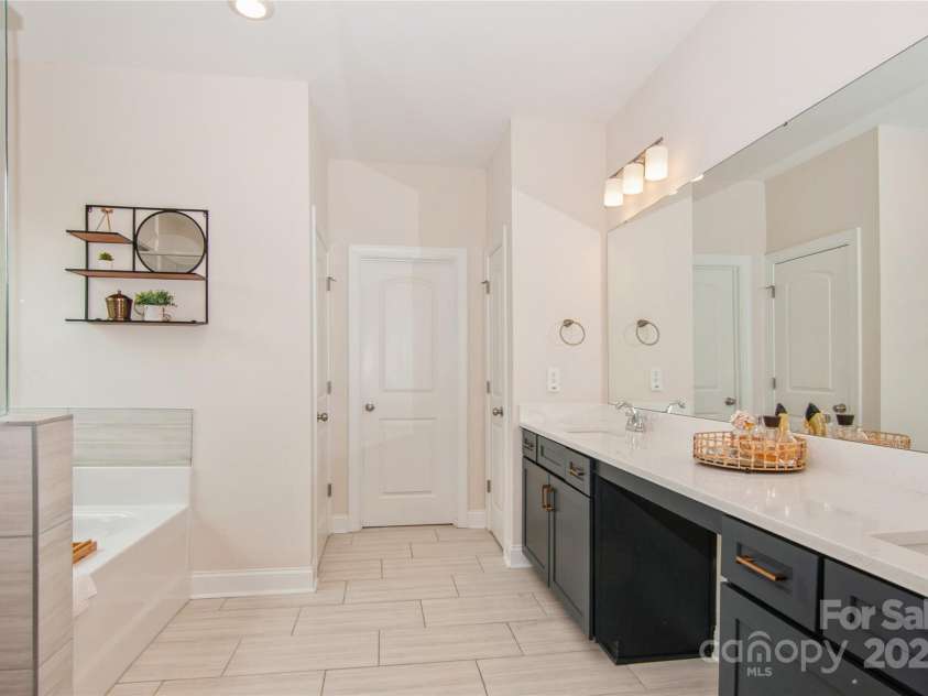 620 Baneberry Bluff Court, Rock Hill, SC 29732.  MLS# CAR4244233, YatesRealty ID 23909. Primary Bath