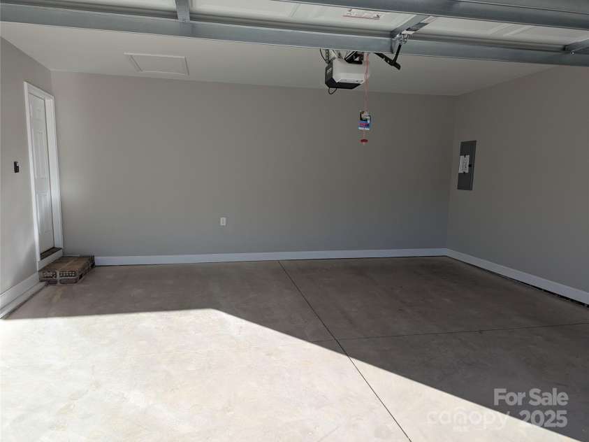 4166 Saltwood Drive, Hickory, NC 28602.  MLS# CAR4233994, YatesRealty ID 2391. Garage