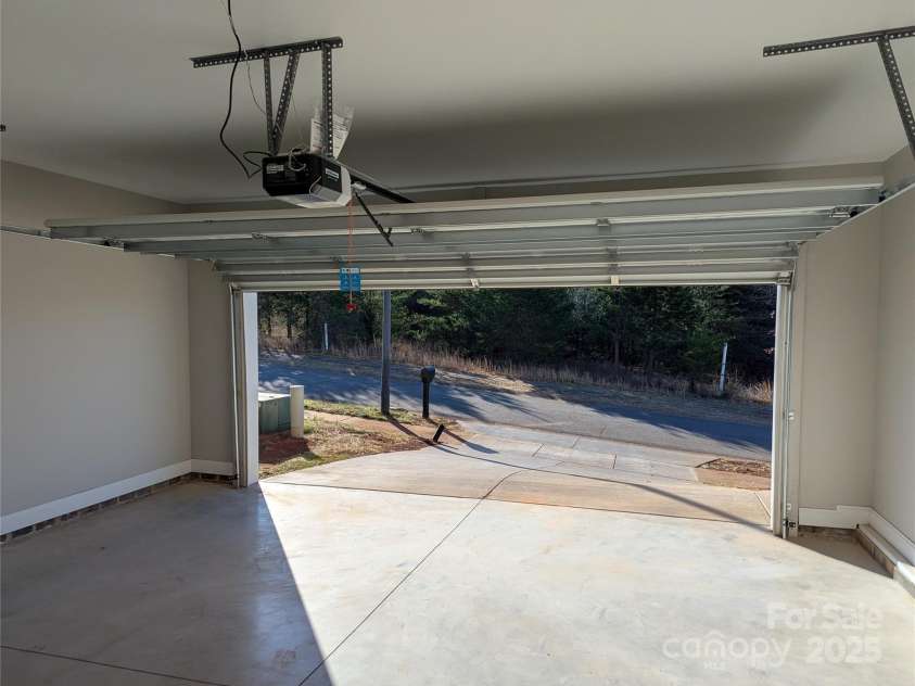 4166 Saltwood Drive, Hickory, NC 28602.  MLS# CAR4233994, YatesRealty ID 2391. Garage