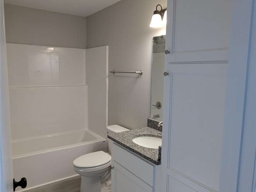 4166 Saltwood Drive, Hickory, NC 28602.  MLS# CAR4233994, YatesRealty ID 2391. Jack and Jill Full Bath