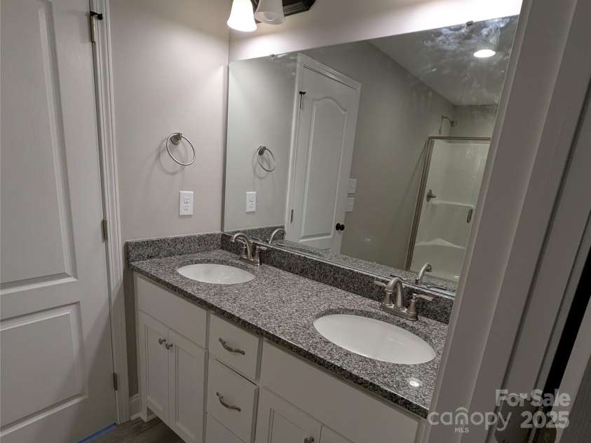 4166 Saltwood Drive, Hickory, NC 28602.  MLS# CAR4233994, YatesRealty ID 2391. Master Bath