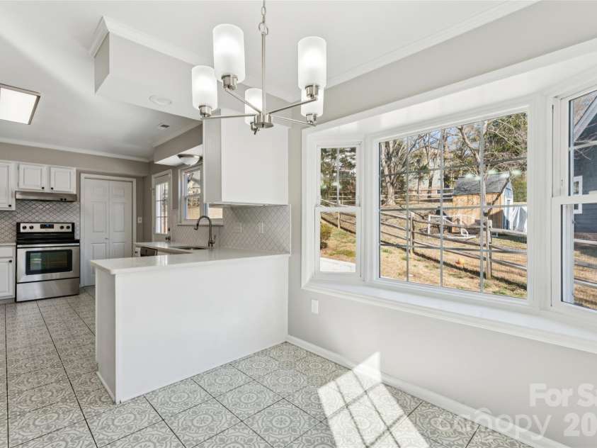 9927 Alden Glen Drive, Charlotte, NC 28269.  MLS# CAR4345335, YatesRealty ID 2391. Breakfast area
