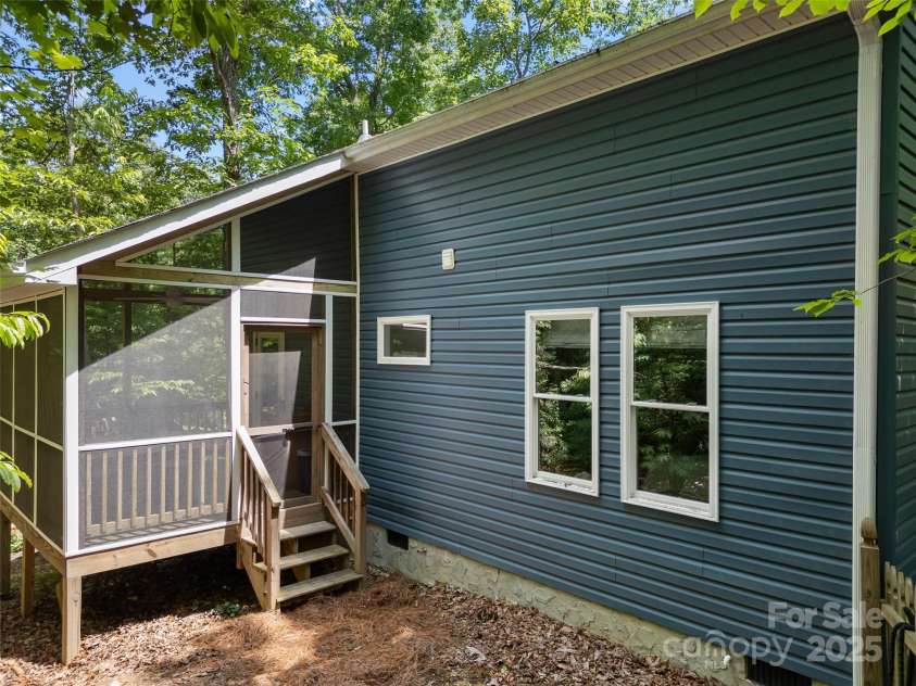 74 Alta Vista Drive, Saluda, NC 28773.  MLS# CAR4265898, YatesRealty ID 23913. 