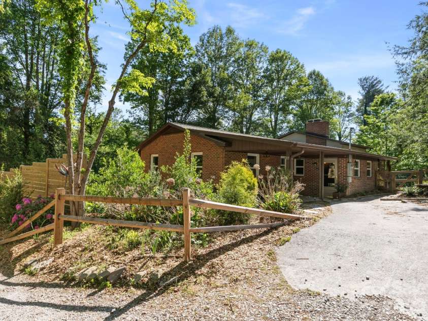 97 Columbia Circle, Hendersonville, NC 28792.  MLS# CAR4381538, YatesRealty ID 23914. Entry View