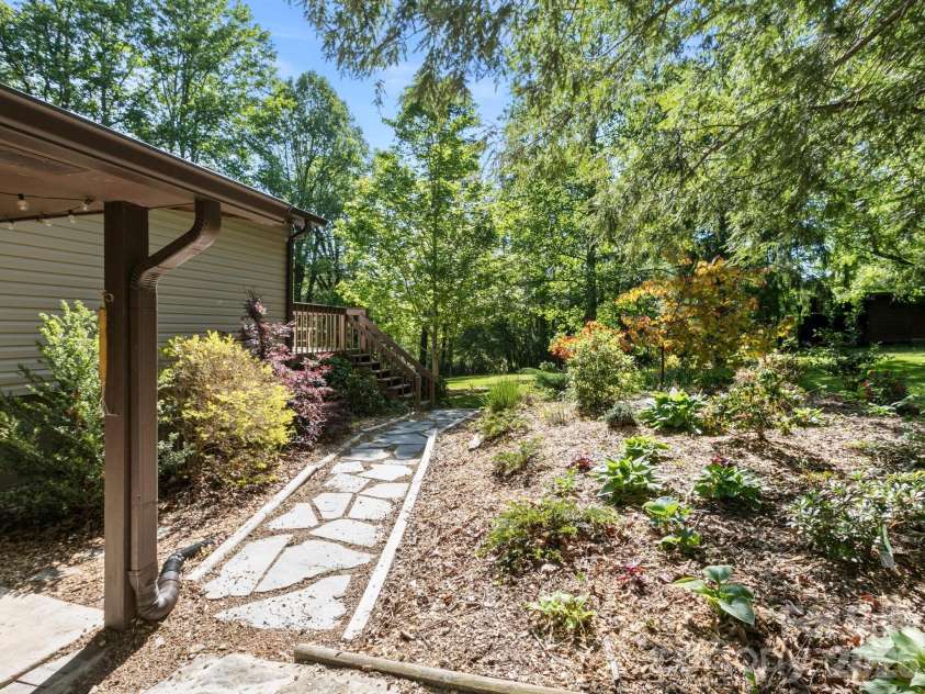 97 Columbia Circle, Hendersonville, NC 28792.  MLS# CAR4381538, YatesRealty ID 23914. Flagstone Walkways