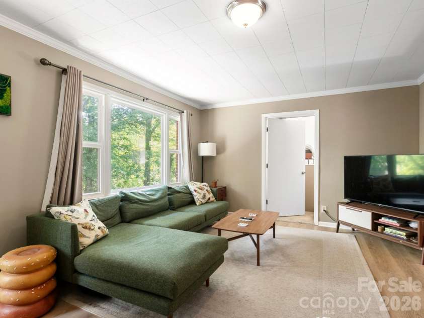 97 Columbia Circle, Hendersonville, NC 28792.  MLS# CAR4381538, YatesRealty ID 23914. Peek into Primary