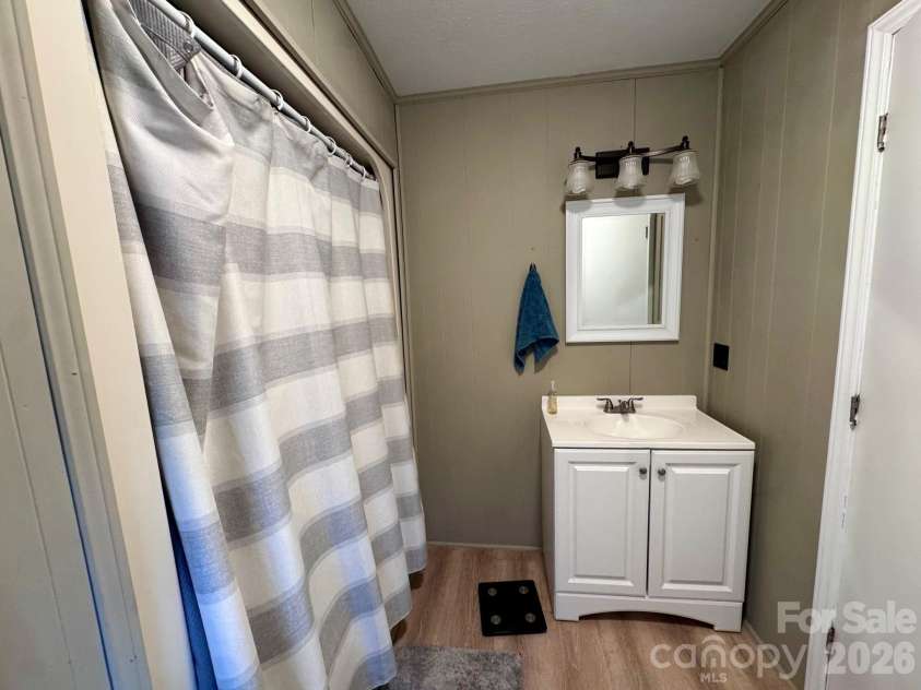 97 Columbia Circle, Hendersonville, NC 28792.  MLS# CAR4381538, YatesRealty ID 23914. Primary Bath