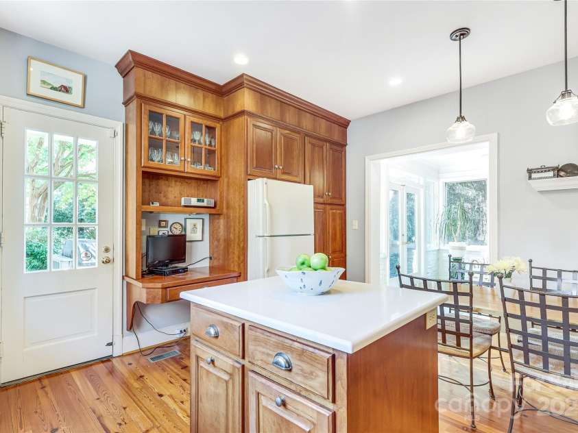1021 Isleworth Avenue, Charlotte, NC 28203.  MLS# CAR4266280, YatesRealty ID 23920. 