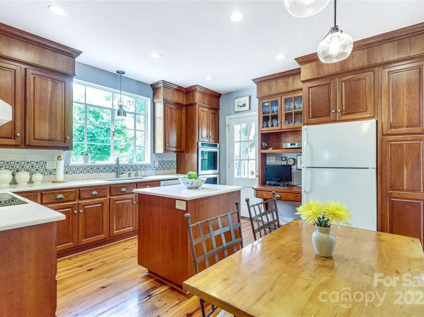 1021 Isleworth Avenue, Charlotte, NC 28203.  MLS# CAR4266280, YatesRealty ID 23920. 