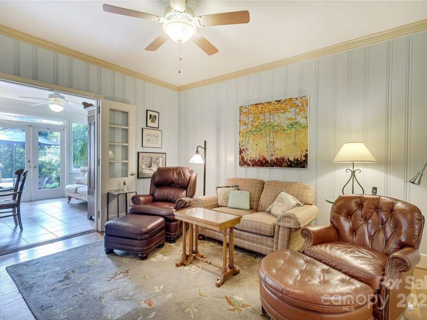 1021 Isleworth Avenue, Charlotte, NC 28203.  MLS# CAR4266280, YatesRealty ID 23920. 