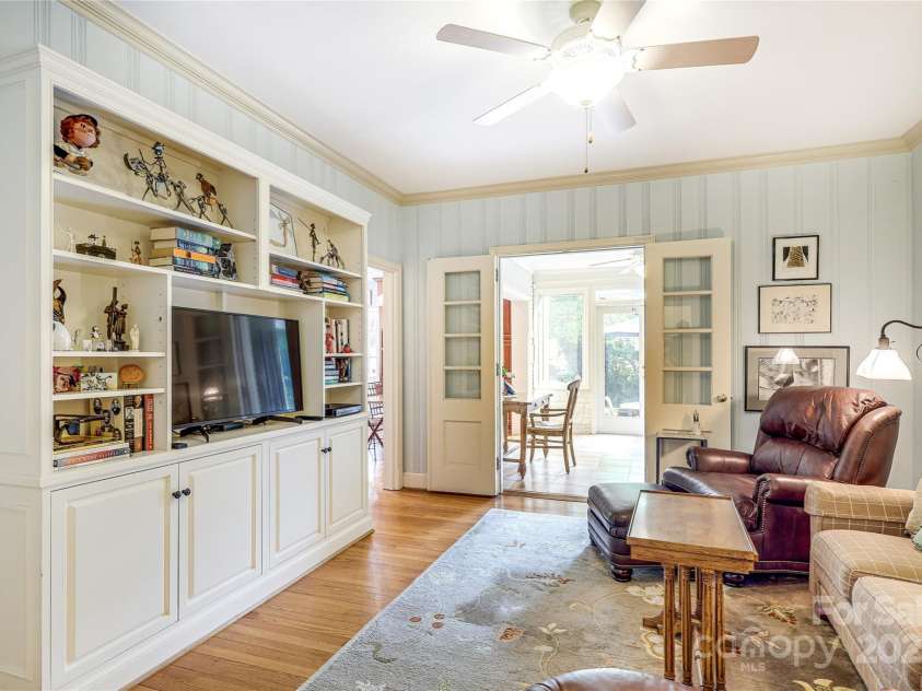 1021 Isleworth Avenue, Charlotte, NC 28203.  MLS# CAR4266280, YatesRealty ID 23920. 