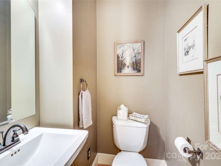 1021 Isleworth Avenue, Charlotte, NC 28203.  MLS# CAR4266280, YatesRealty ID 23920. 