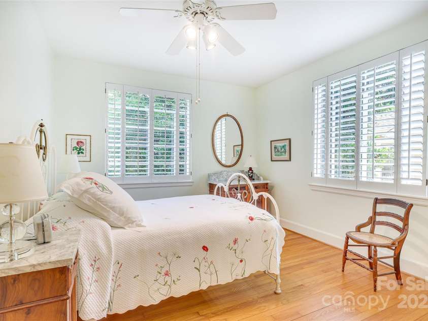 1021 Isleworth Avenue, Charlotte, NC 28203.  MLS# CAR4266280, YatesRealty ID 23920. 