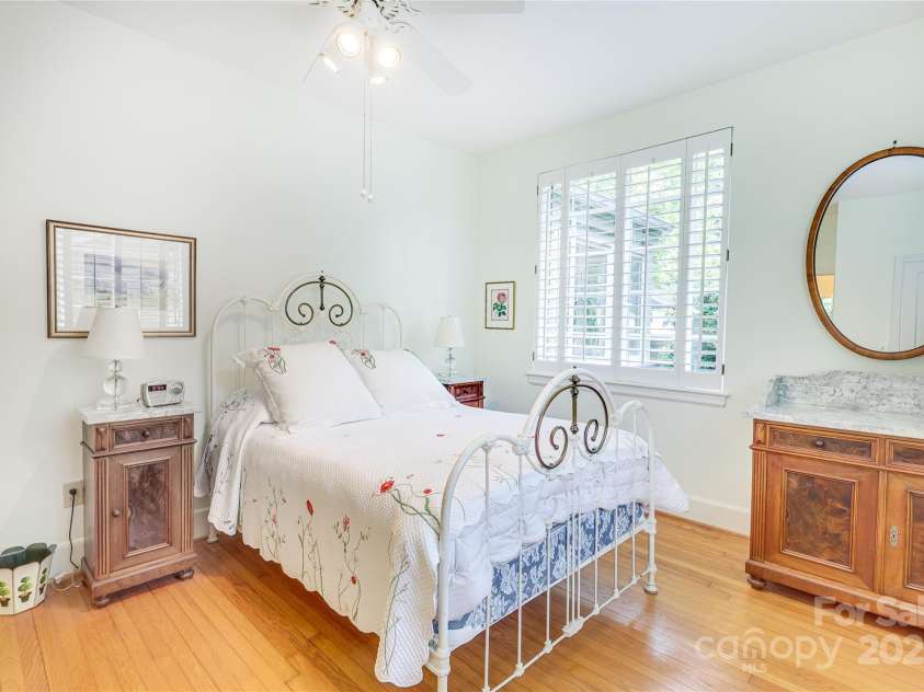 1021 Isleworth Avenue, Charlotte, NC 28203.  MLS# CAR4266280, YatesRealty ID 23920. 