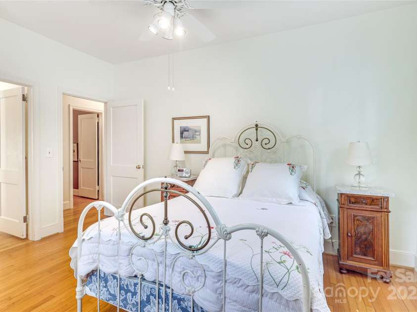1021 Isleworth Avenue, Charlotte, NC 28203.  MLS# CAR4266280, YatesRealty ID 23920. 