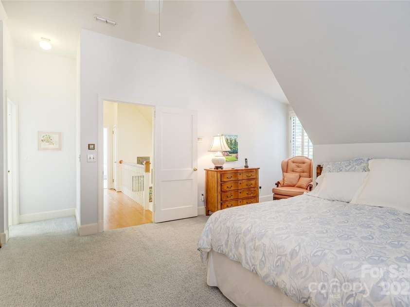 1021 Isleworth Avenue, Charlotte, NC 28203.  MLS# CAR4266280, YatesRealty ID 23920. 