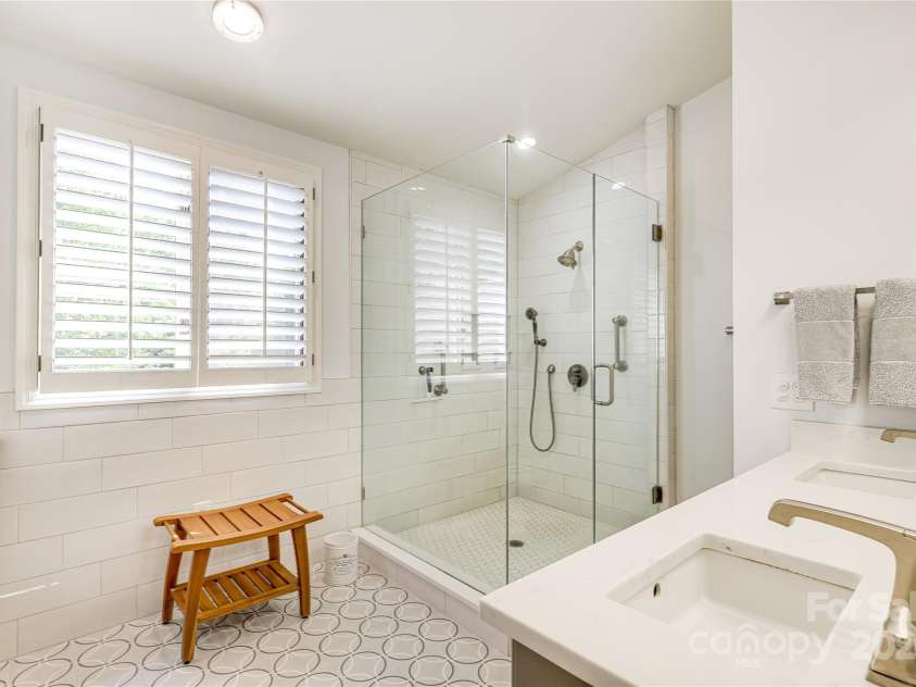 1021 Isleworth Avenue, Charlotte, NC 28203.  MLS# CAR4266280, YatesRealty ID 23920. 