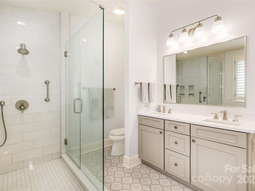 1021 Isleworth Avenue, Charlotte, NC 28203.  MLS# CAR4266280, YatesRealty ID 23920. 