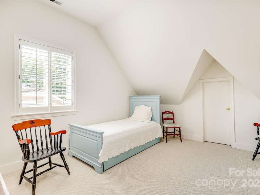 1021 Isleworth Avenue, Charlotte, NC 28203.  MLS# CAR4266280, YatesRealty ID 23920. 