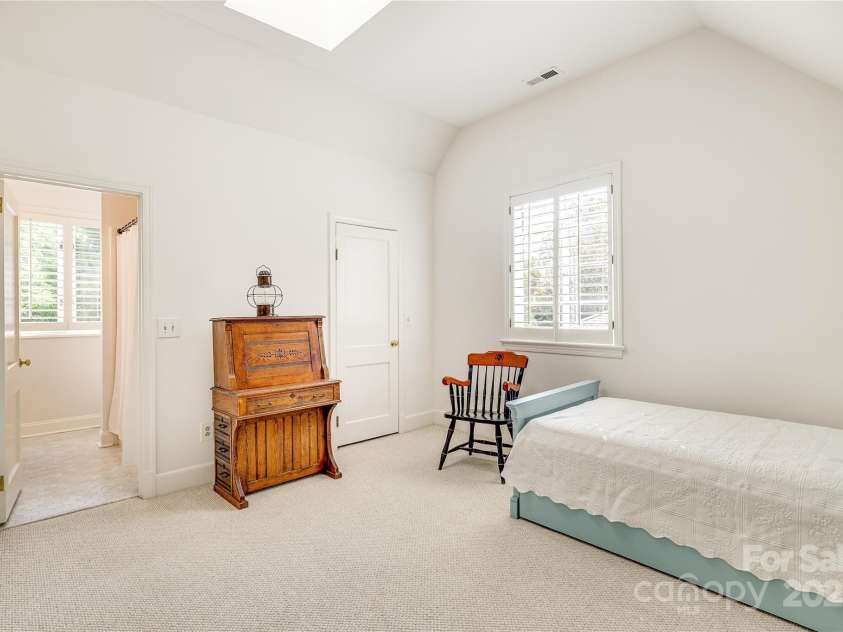 1021 Isleworth Avenue, Charlotte, NC 28203.  MLS# CAR4266280, YatesRealty ID 23920. 