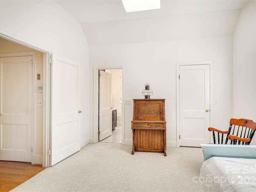 1021 Isleworth Avenue, Charlotte, NC 28203.  MLS# CAR4266280, YatesRealty ID 23920. 