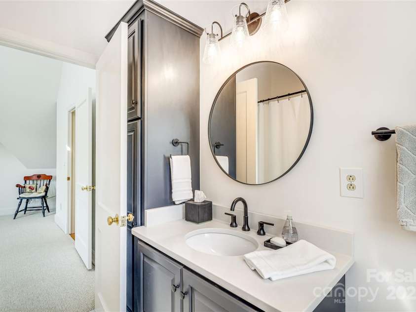 1021 Isleworth Avenue, Charlotte, NC 28203.  MLS# CAR4266280, YatesRealty ID 23920. 