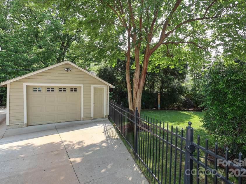 1021 Isleworth Avenue, Charlotte, NC 28203.  MLS# CAR4266280, YatesRealty ID 23920. 