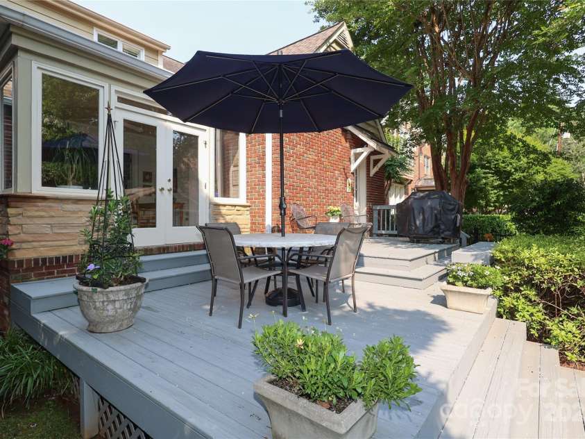 1021 Isleworth Avenue, Charlotte, NC 28203.  MLS# CAR4266280, YatesRealty ID 23920. 