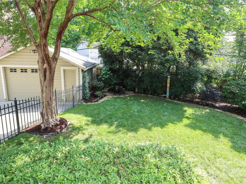 1021 Isleworth Avenue, Charlotte, NC 28203.  MLS# CAR4266280, YatesRealty ID 23920. 