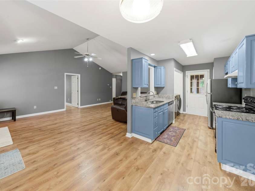 4808 Liska Court, Charlotte, NC 28227.  MLS# CAR4380017, YatesRealty ID 23921. Dinning area