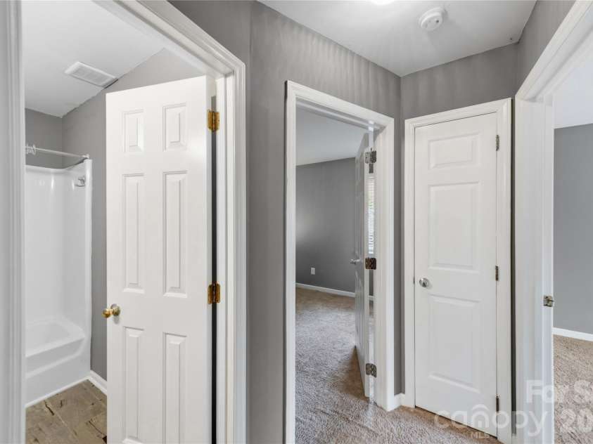4808 Liska Court, Charlotte, NC 28227.  MLS# CAR4380017, YatesRealty ID 23921. Guest Bath