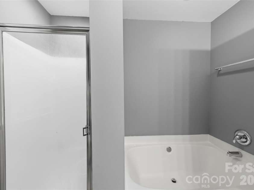 4808 Liska Court, Charlotte, NC 28227.  MLS# CAR4380017, YatesRealty ID 23921. Primary Bath