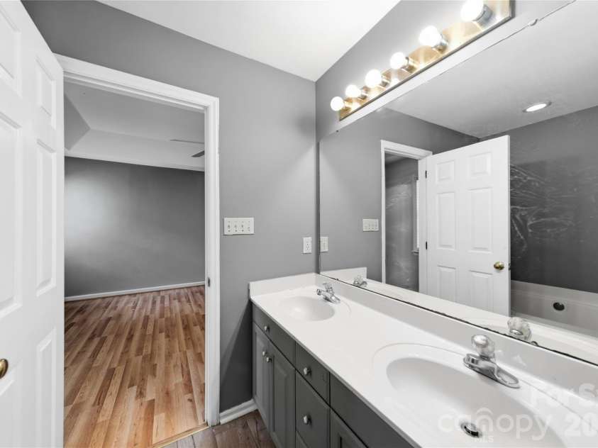 4808 Liska Court, Charlotte, NC 28227.  MLS# CAR4380017, YatesRealty ID 23921. Primary Bath
