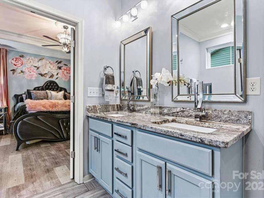 7809 Creek Park Drive, Denver, NC 28037.  MLS# CAR4266006, YatesRealty ID 23923. En-suite bathroom