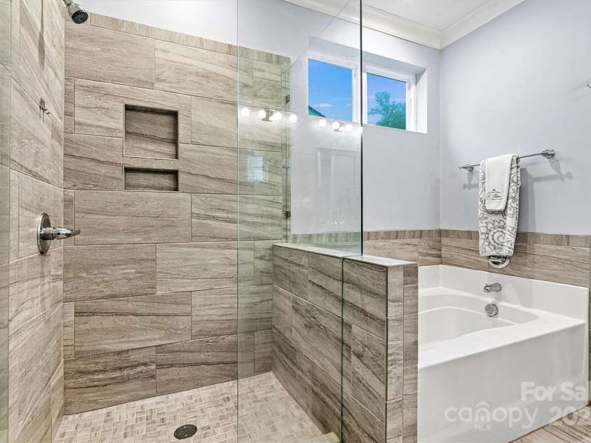 7809 Creek Park Drive, Denver, NC 28037.  MLS# CAR4266006, YatesRealty ID 23923. En-suite bathroom