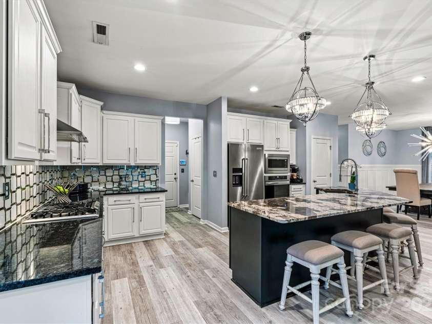 7809 Creek Park Drive, Denver, NC 28037.  MLS# CAR4266006, YatesRealty ID 23923. Marble backslash and gas stove