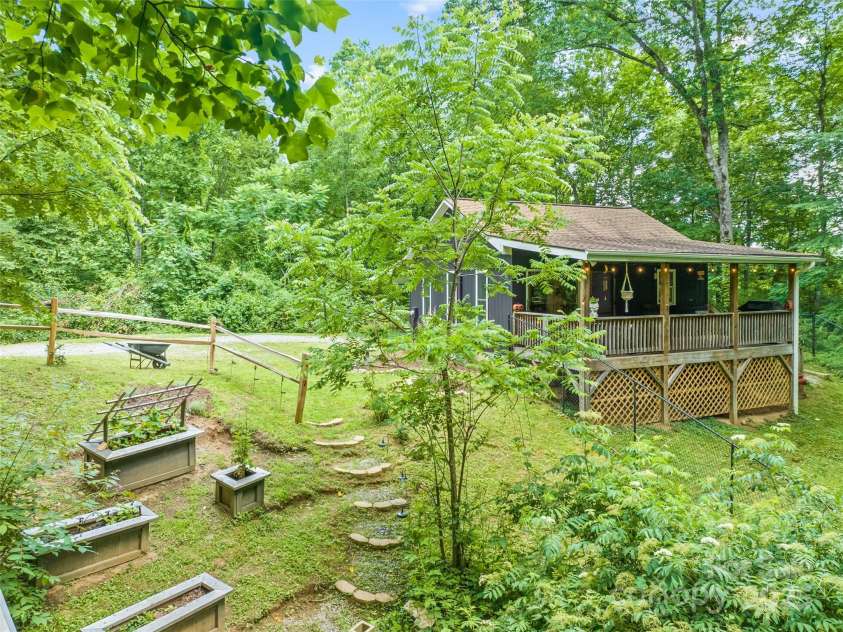 322 McKinzie Place, Waynesville, NC 28785.  MLS# CAR4274016, YatesRealty ID 23924. 