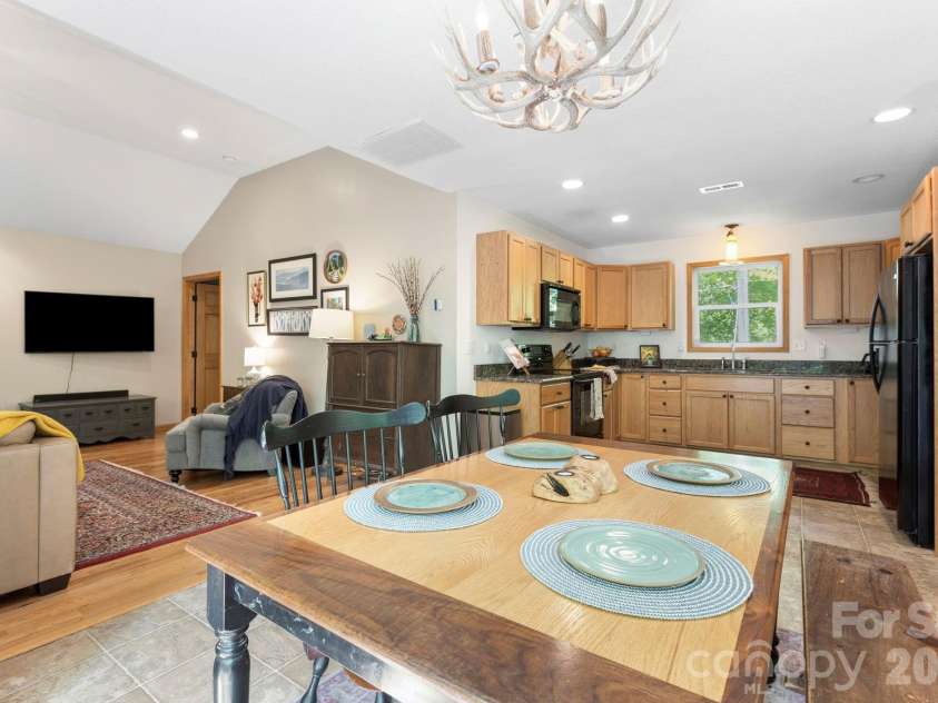500 Winter Star Road, Burnsville, NC 28714.  MLS# CAR4382216, YatesRealty ID 23924. 