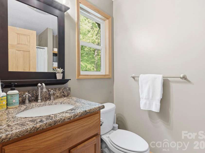 500 Winter Star Road, Burnsville, NC 28714.  MLS# CAR4382216, YatesRealty ID 23924. Ensuite Bath