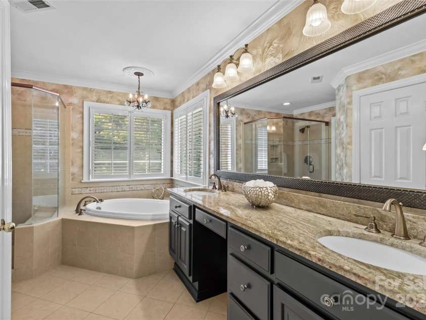 1019 Westlake Drive, Kannapolis, NC 28081.  MLS# CAR4275178, YatesRealty ID 23926. Primary bath