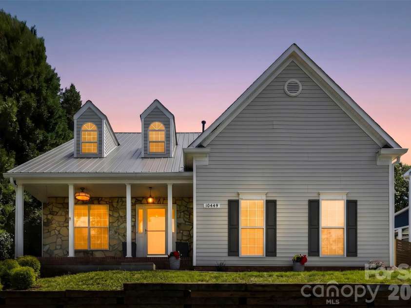 10449 Quiet Bay Court, Charlotte, NC 28278.  MLS# CAR4382877, YatesRealty ID 23926. 