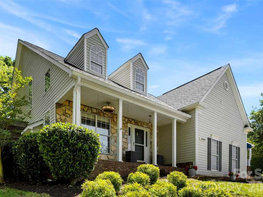 10449 Quiet Bay Court, Charlotte, NC 28278.  MLS# CAR4382877, YatesRealty ID 23926. 