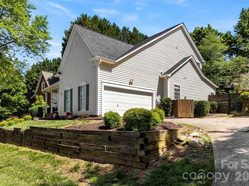 10449 Quiet Bay Court, Charlotte, NC 28278.  MLS# CAR4382877, YatesRealty ID 23926. 